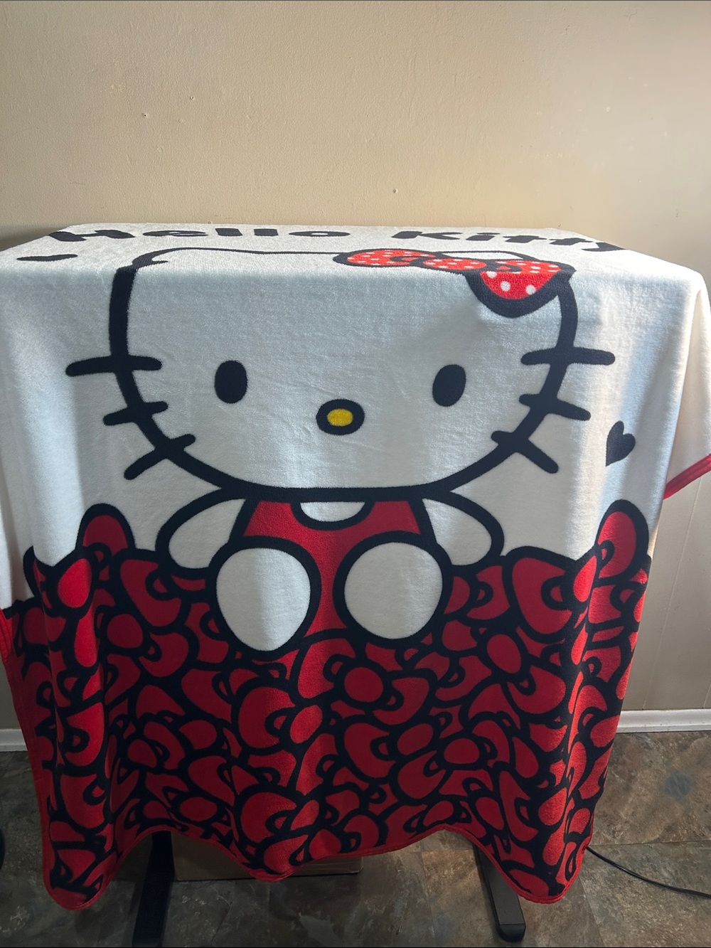 Hello Kitty 56”x42” Throw Blanket - Picture 3 of 7